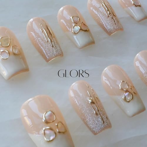GLORS Purly nude-to-white French tip provides versatile base look.