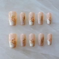 GLORS Purly shell-piece nails with shell accents for a refined manicure.