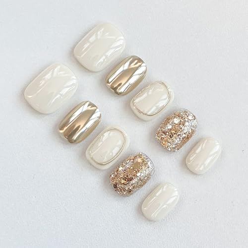 GLORS short square nails with beige glitter complement outfits.