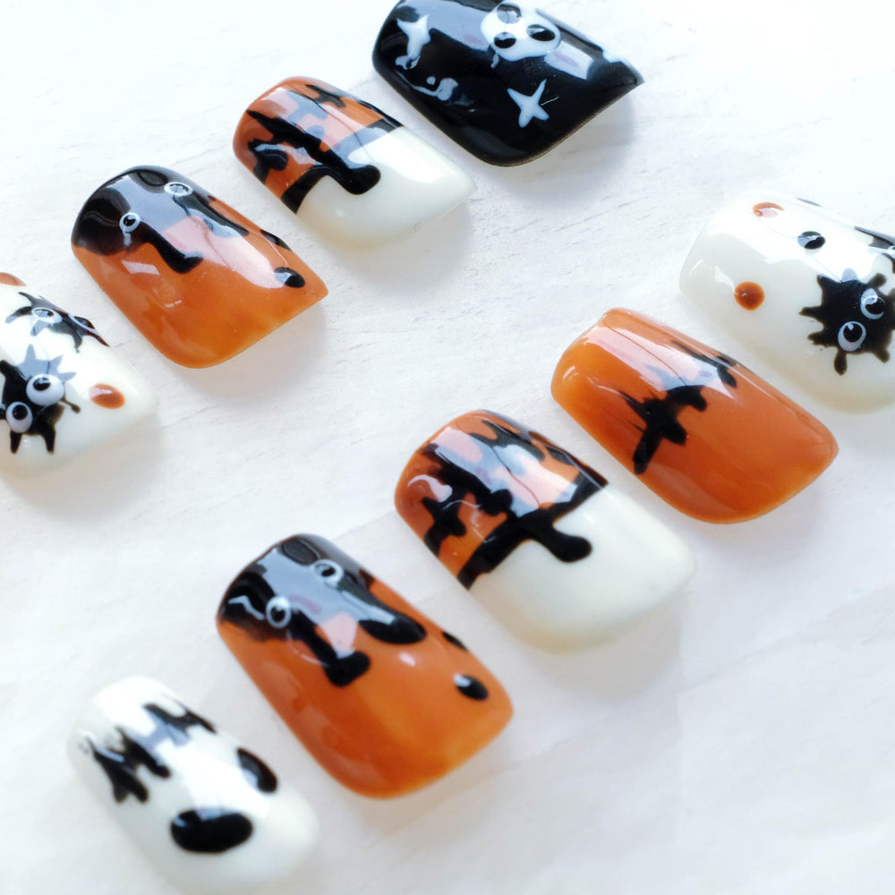 GLORS short square nails provide comfortable everyday wear with Halloween vibe