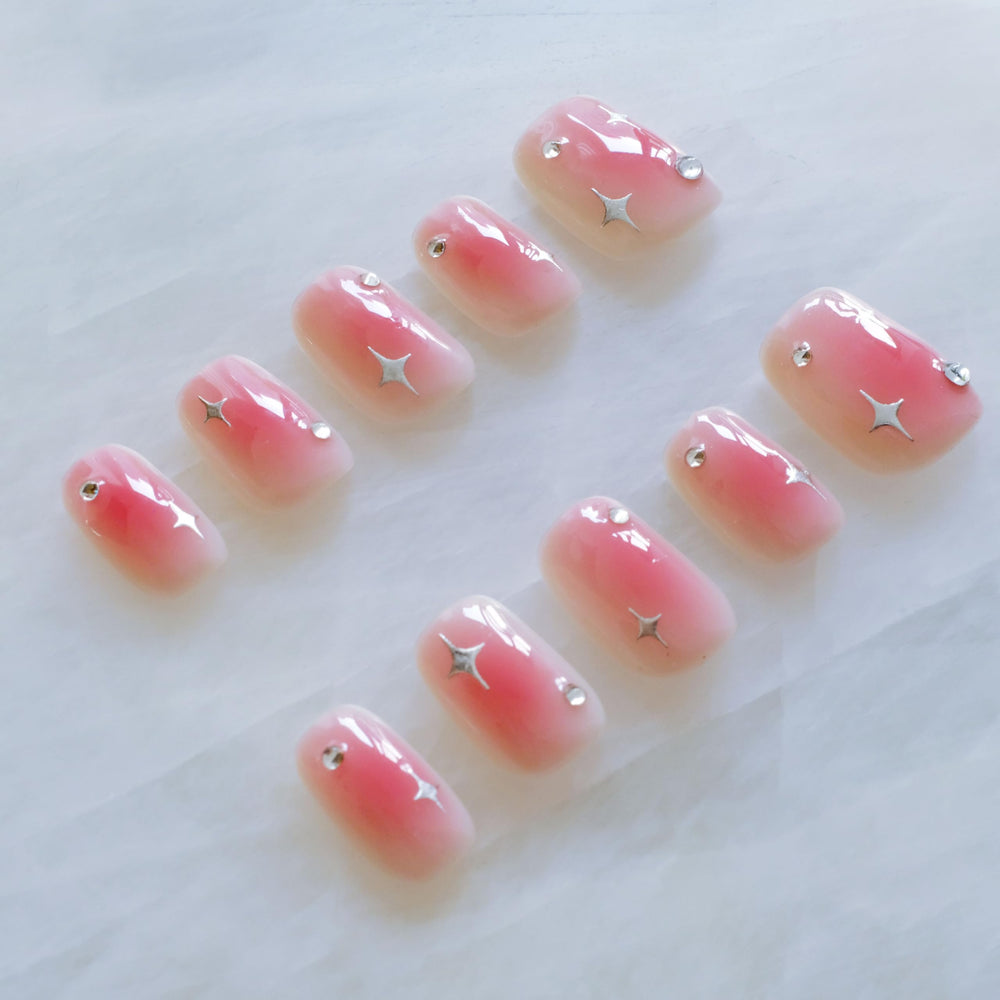 GLORS 10-piece set brings a ready-to-wear manicure in minutes.