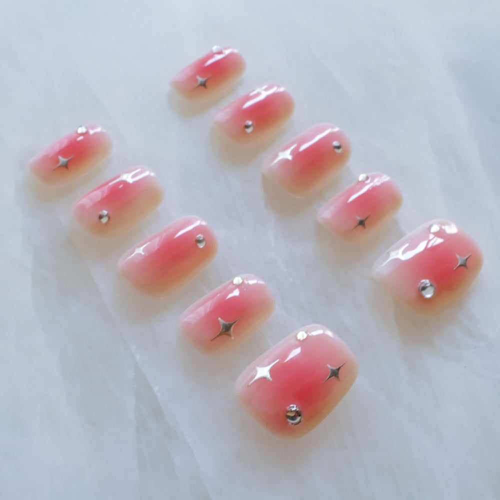 GLORS press-on nails include a handy adhesive tab for easy application.