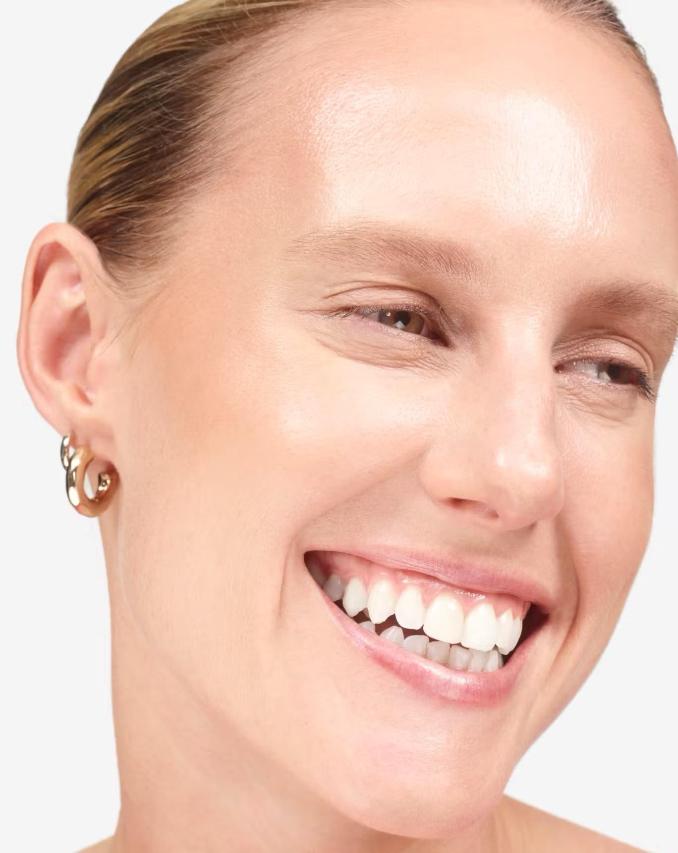 Glossier Cloud Paint Dune blends with fingertips for seamless glow.