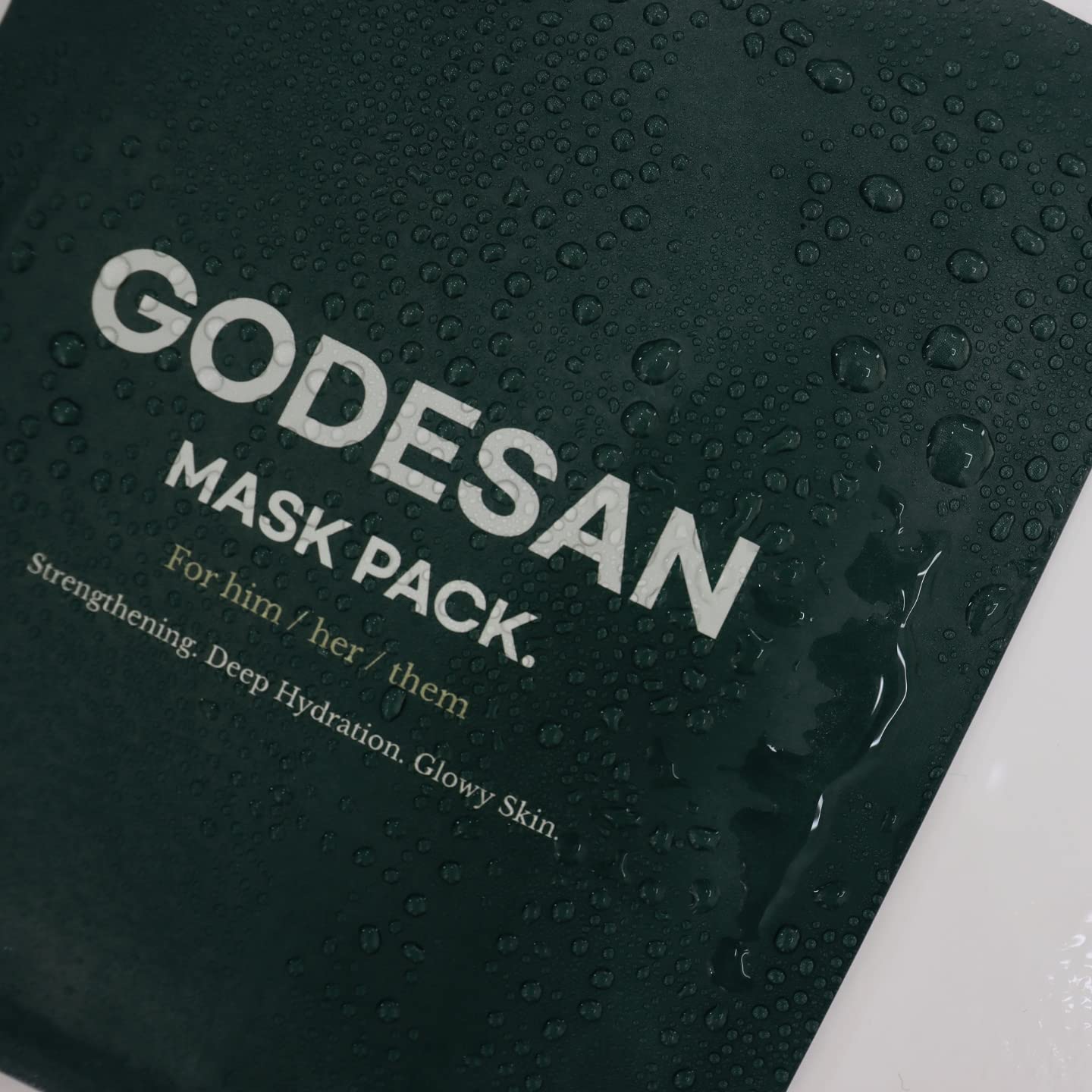 GODESAN hydrogel mask is fragrance-free and gentle for sensitive skin.