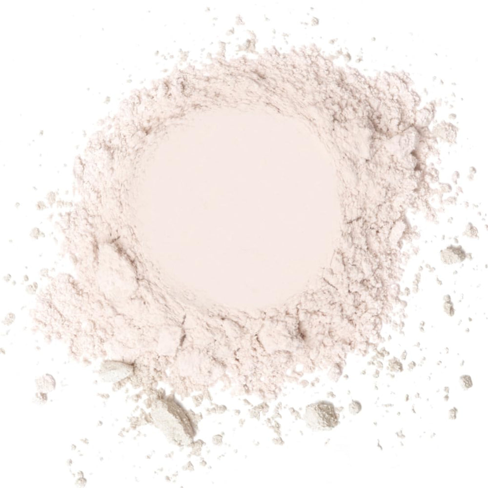 Goldie Locks dry shampoo dust-application demonstrates powder texture at roots.
