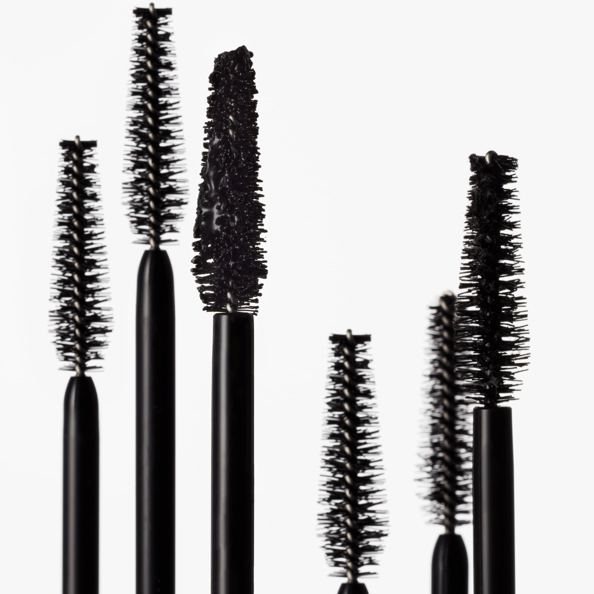 goop Featherlash smudge-proof finish for all-day wear on upper lashes.