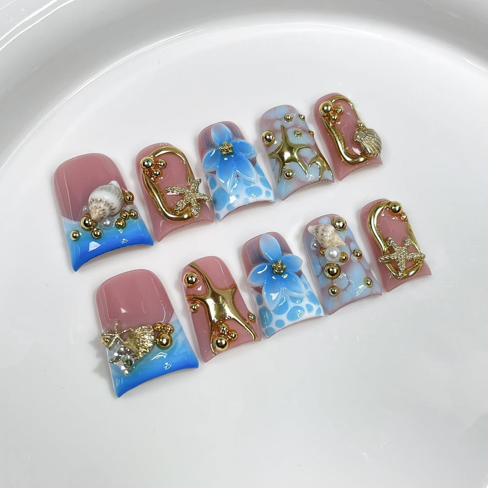 Short duck shape full-cover nails offering a trendy manicure look.