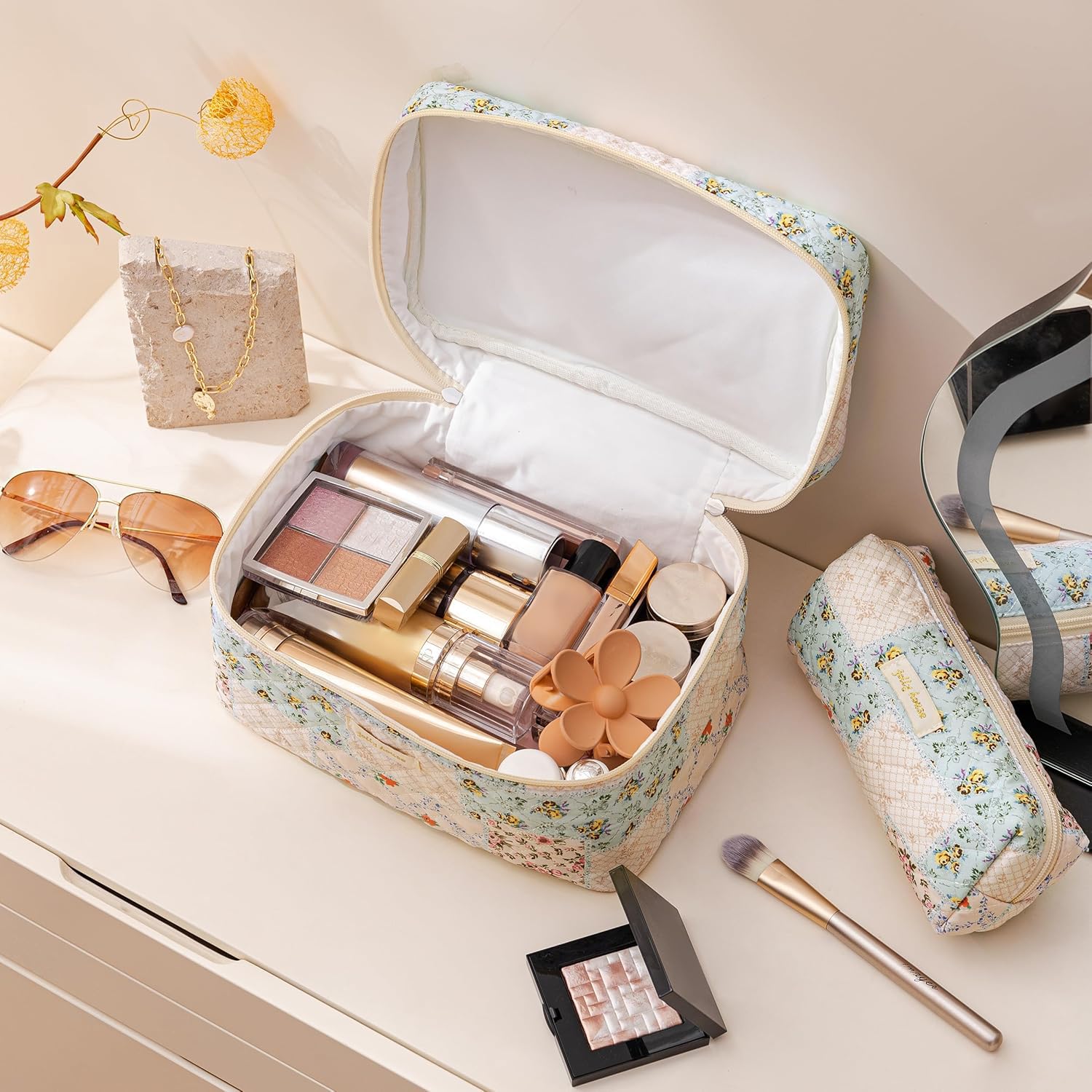 HBselect quilted makeup bag zipper close-up showing gold-plated pull for easy access.