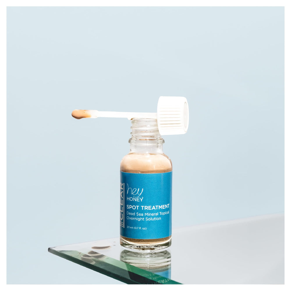 Hey Honey Be Clear witch hazel calamine close-up emphasizing soothing irritation relief.