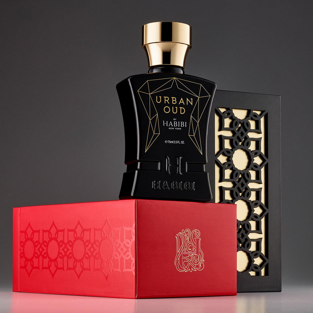 Heart notes of jasmine and saffron reveal a refined core.