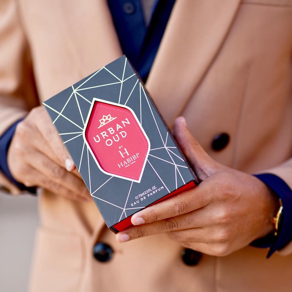 Top notes of bergamot and mandarin create a vibrant opening.