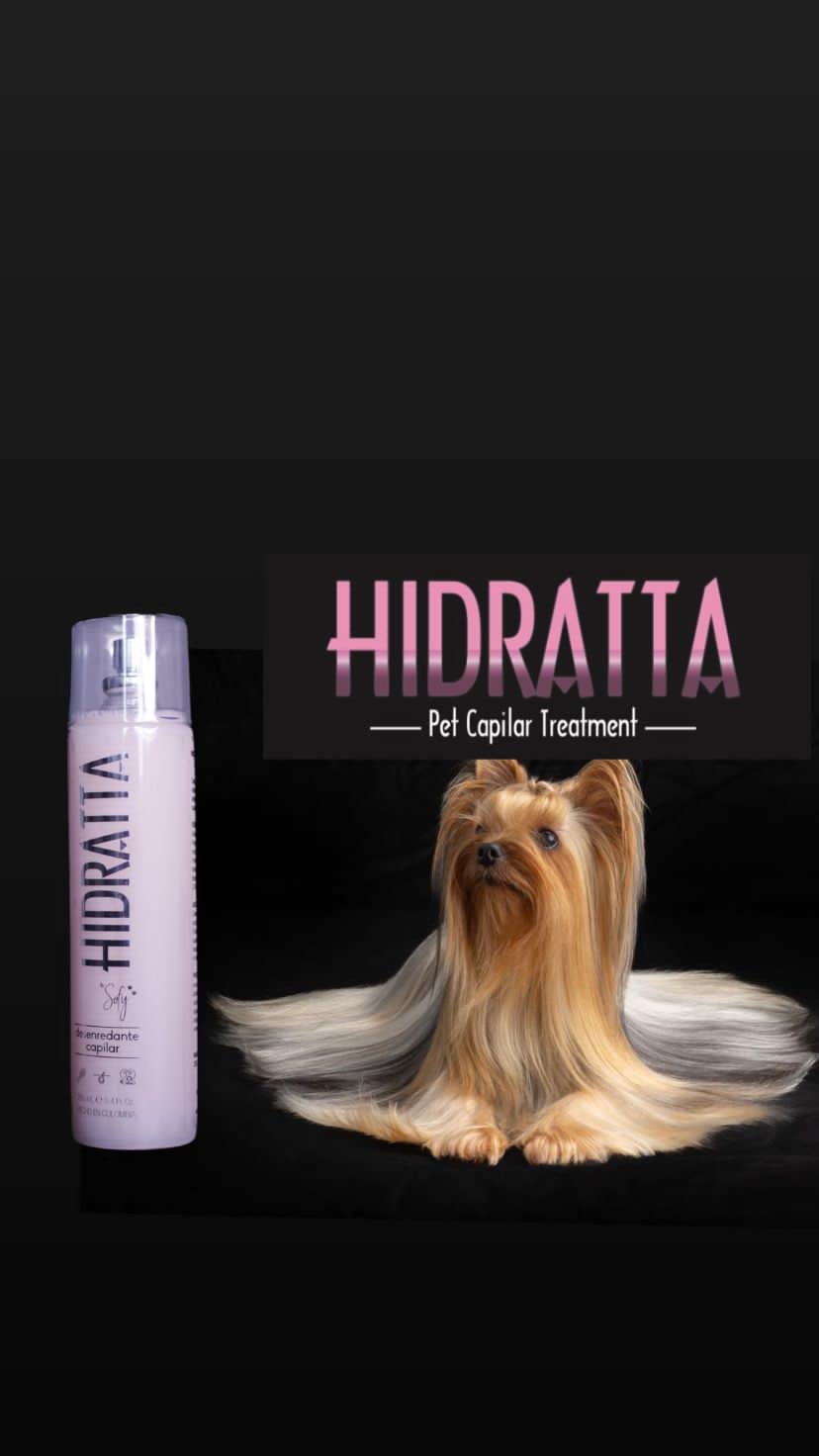Hidratta No-Tangle Detangler spray action releasing knots without pulling.