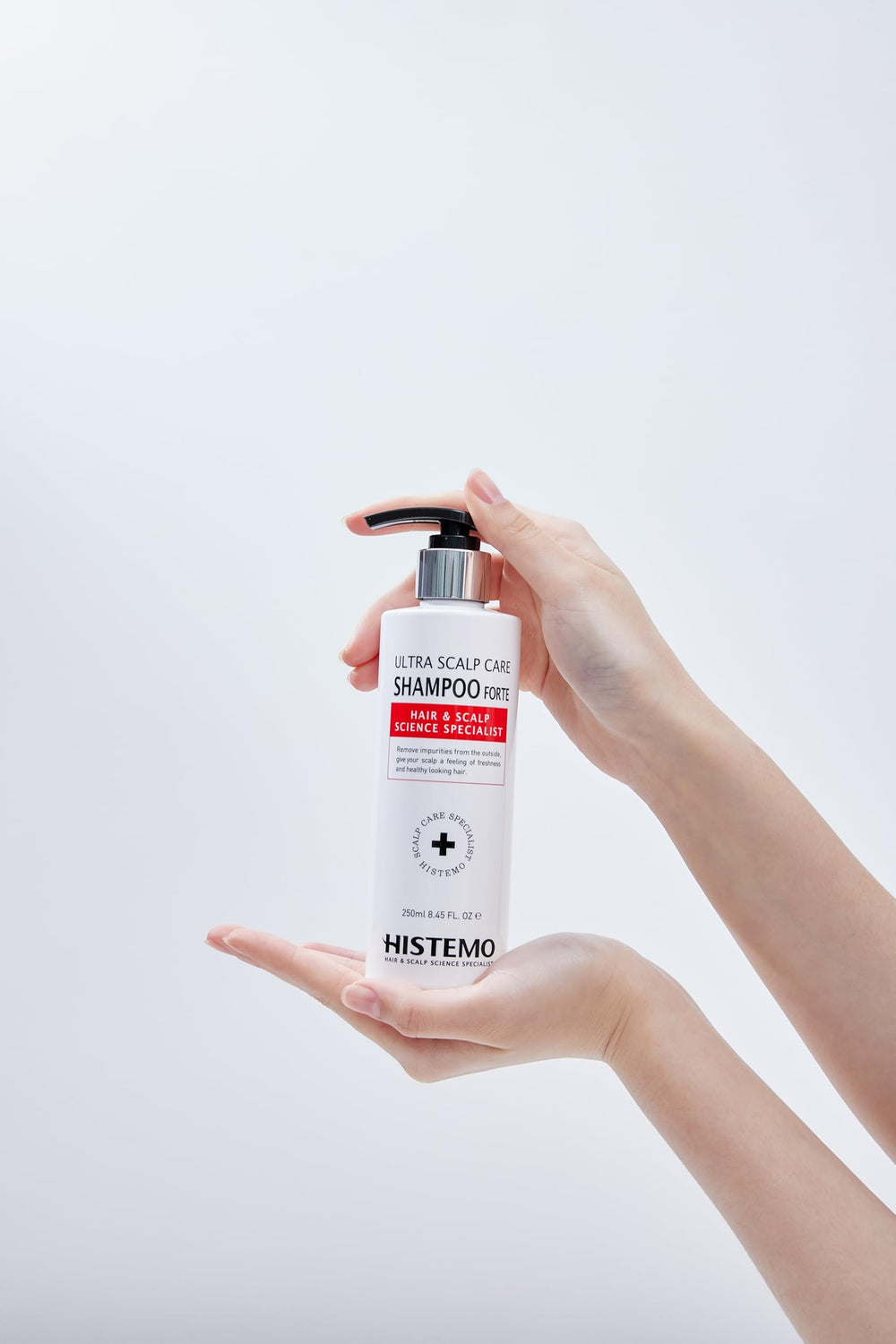 Histemo Ultra Scalp Care Shampoo pump dispensing, showing easy application for routine cleansing.