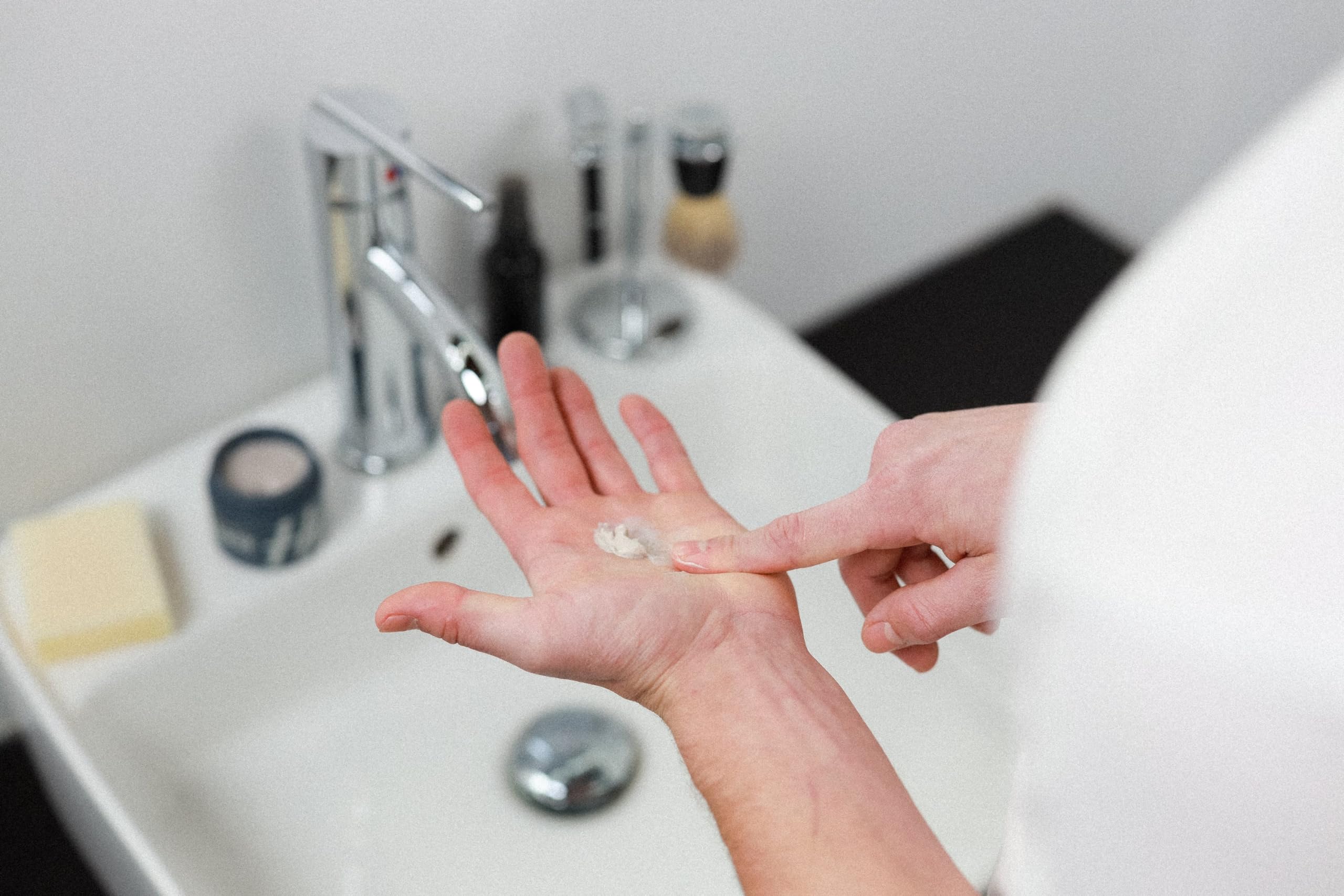 Hitch All Day Clay matte finish keeps a natural, shine-free look.