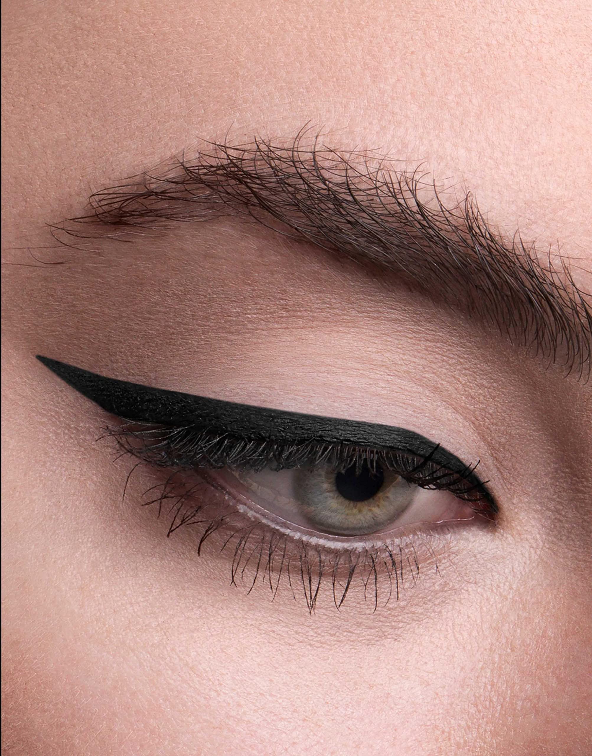 Hourglass 1.5mm tip enabling sharp lash-line definition.