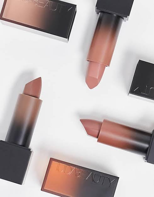 HUDA Beauty Power Bullet Cream Glow Rajah wear test reveals long-lasting comfort.