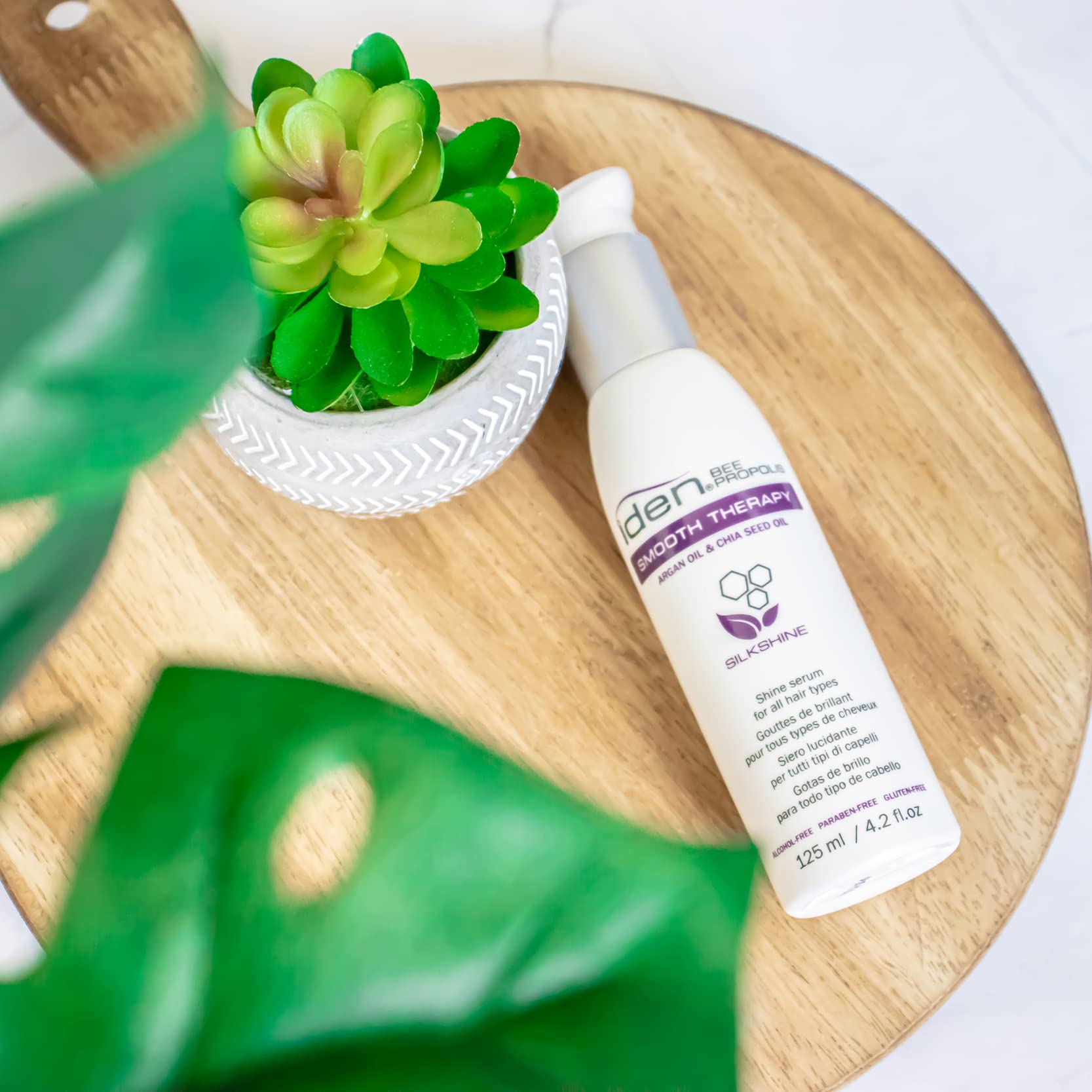 IDEN Bee Propolis Smooth Therapy Serum application demonstrates a lightweight finish.