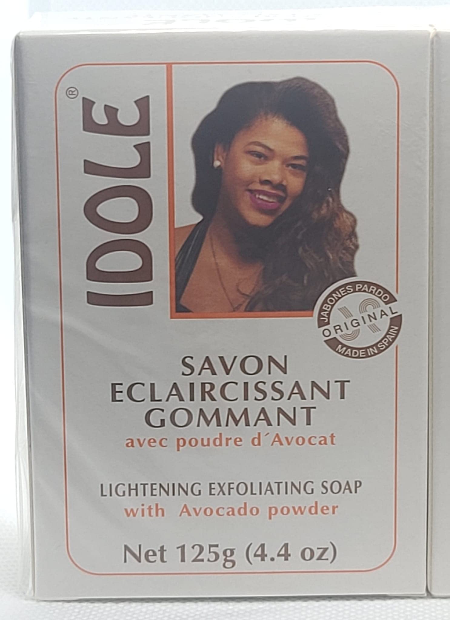 Idole soap bar close-up with avocado seed powder for gentle exfoliation