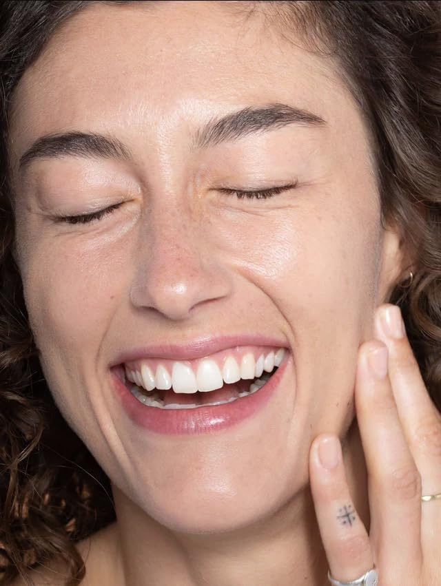 Mineral SPF 40 protection blocks UVA/UVB/UVC, blue light, and pollution.