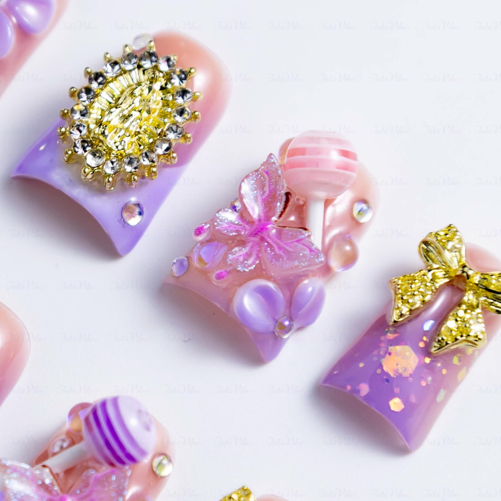IntoVibes duck-nails with golden bowknots add a chic touch.