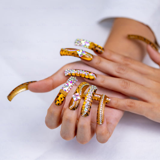 Leopard cat eye nails in gold metallic with shimmering accents for statement style.