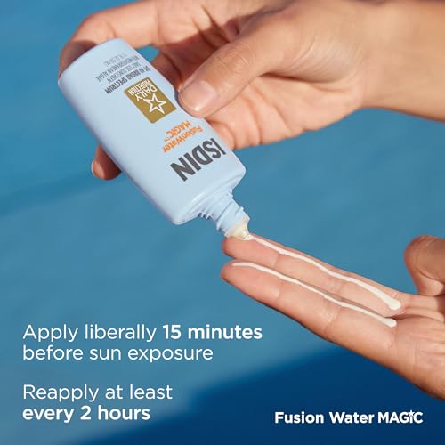 ISDIN Fusion Water MAGIC offers protection from pollution and blue light outdoors.