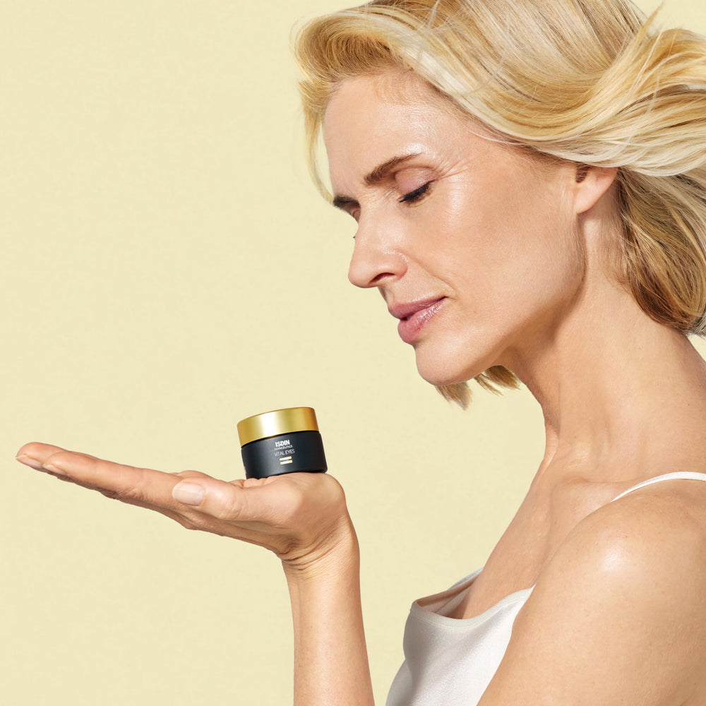 ISDIN Vital Eyes cooling applicator close-up delivers a refreshing decongesting sensation