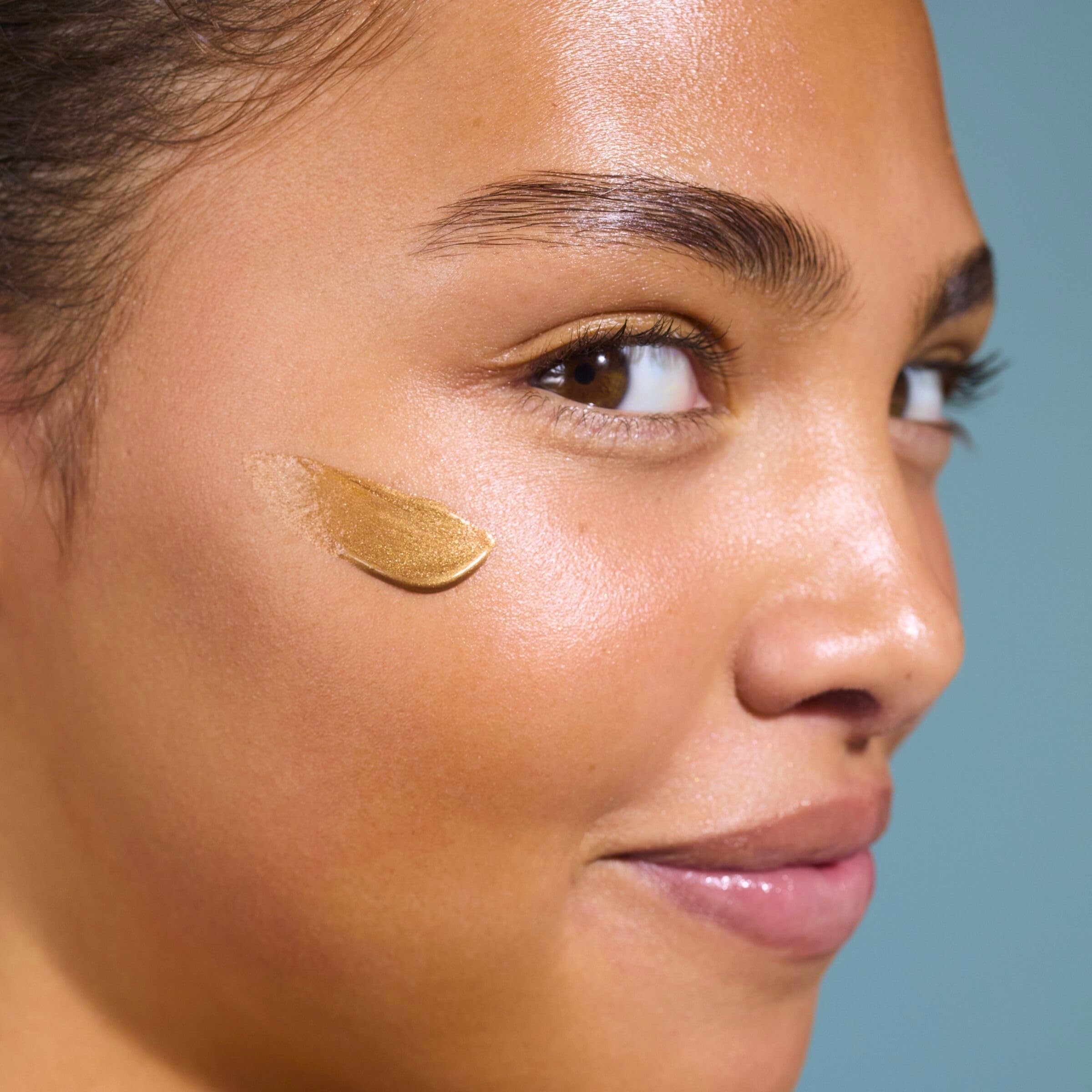 Isle of Paradise Sunny Serum Champagne highlights niacinamide, squalane, and jojoba ingredients.