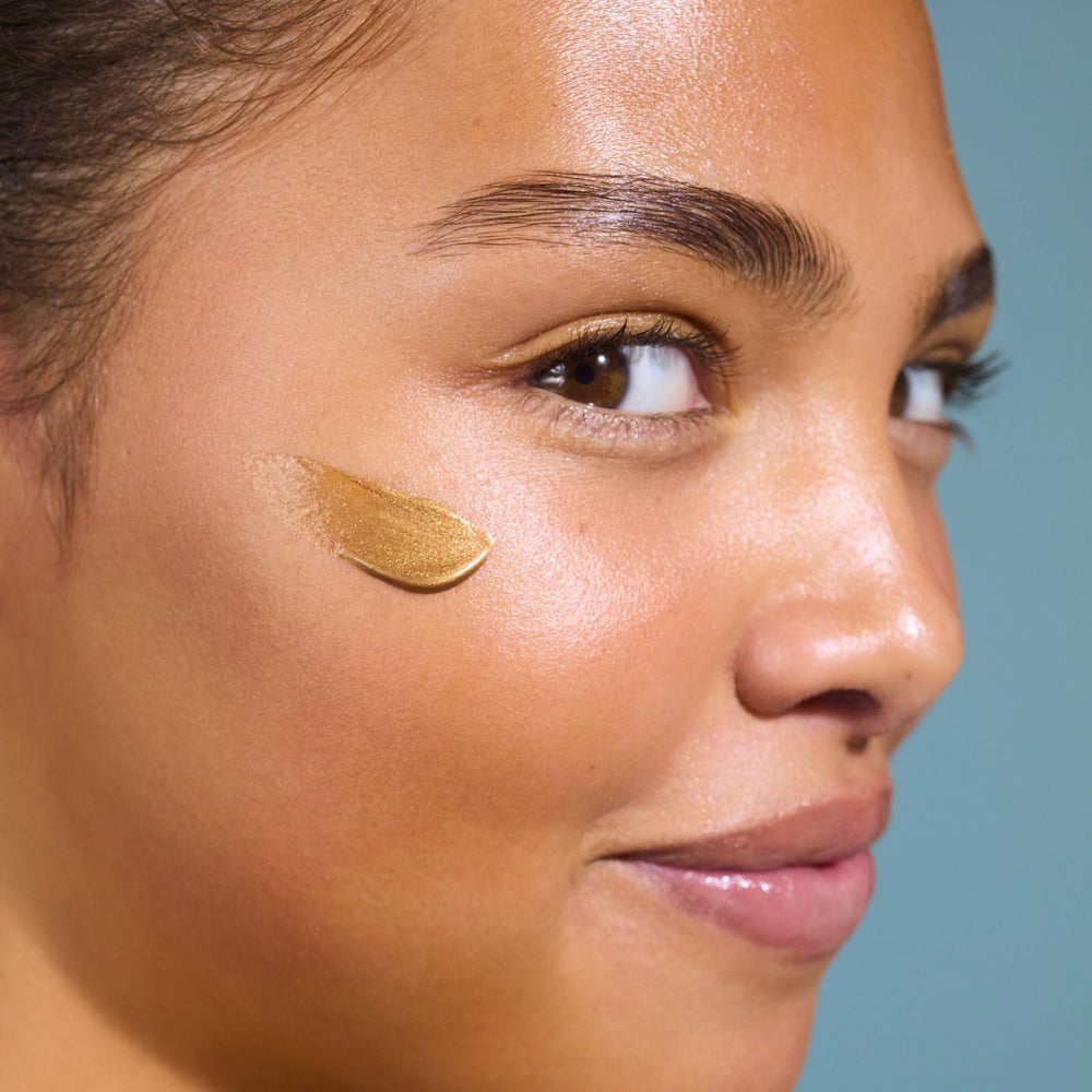 Isle of Paradise Sunny Serum Champagne highlights niacinamide, squalane, and jojoba ingredients.