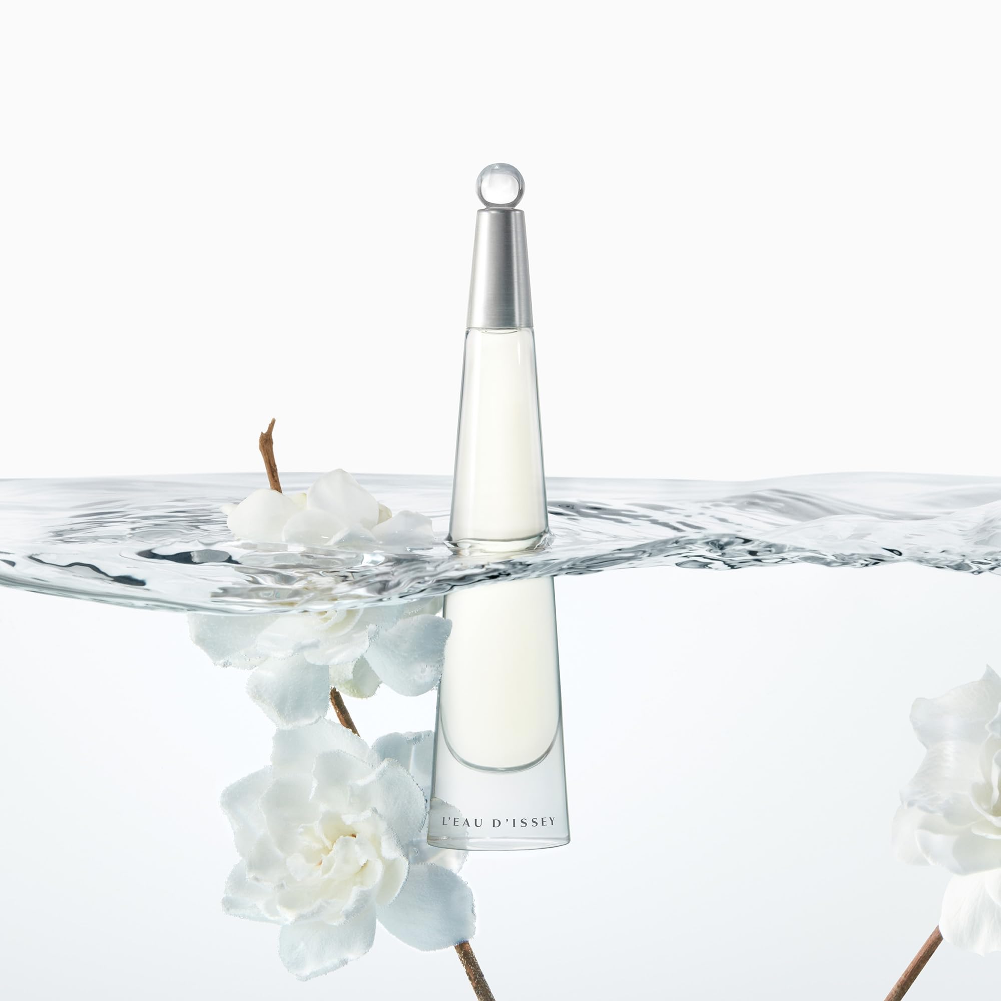 Packaging close-up shows elegant silhouette and metal cap.