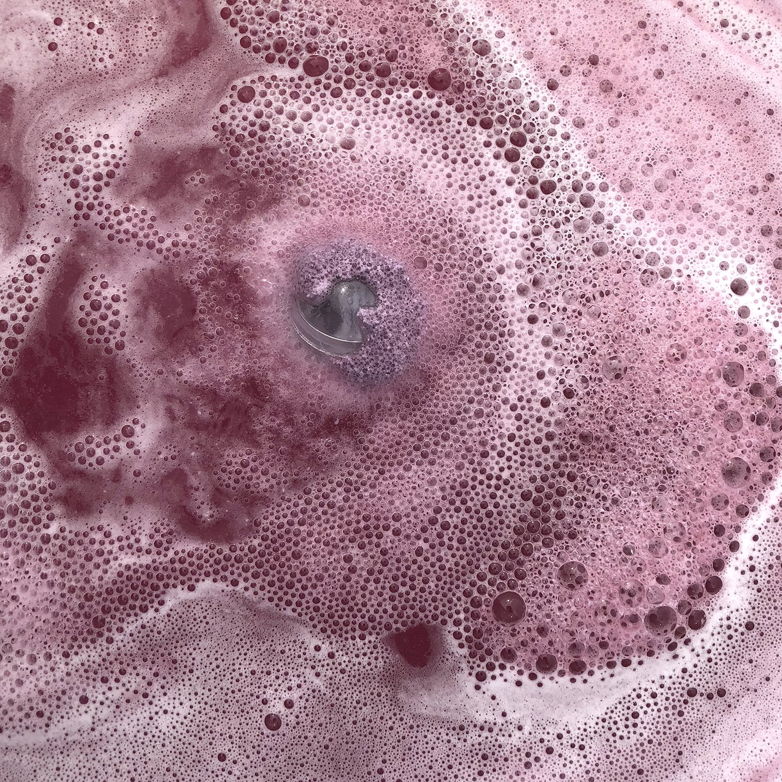 Jackpot Candles cruelty-free bath bomb adds eco-friendly luxury to baths.