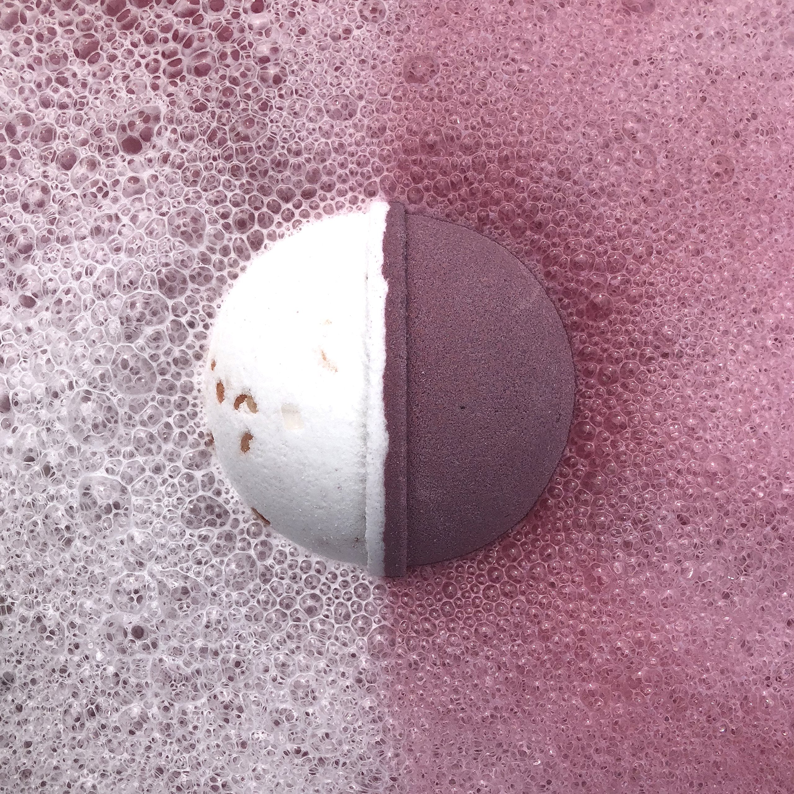 Jackpot Candles spa fragrance bath bomb delivers a luxurious aroma during soaking.