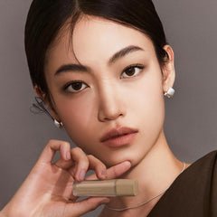 JAVIN DE SEOUL Wink Eye Primer on finger for quick, even blend.