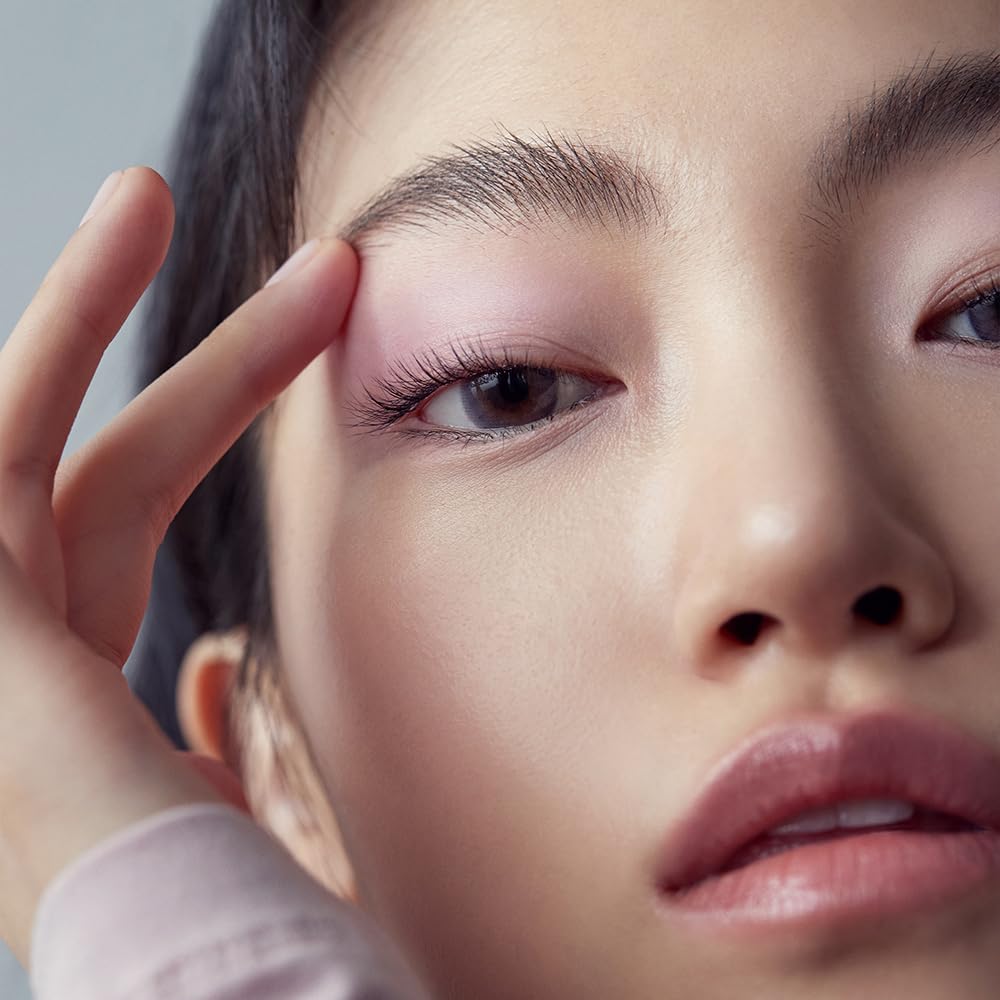 JAVIN DE SEOUL Wink Eye Primer application tip for quick blending with fingers.