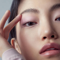 JAVIN DE SEOUL Wink Eye Primer application tip for quick blending with fingers.