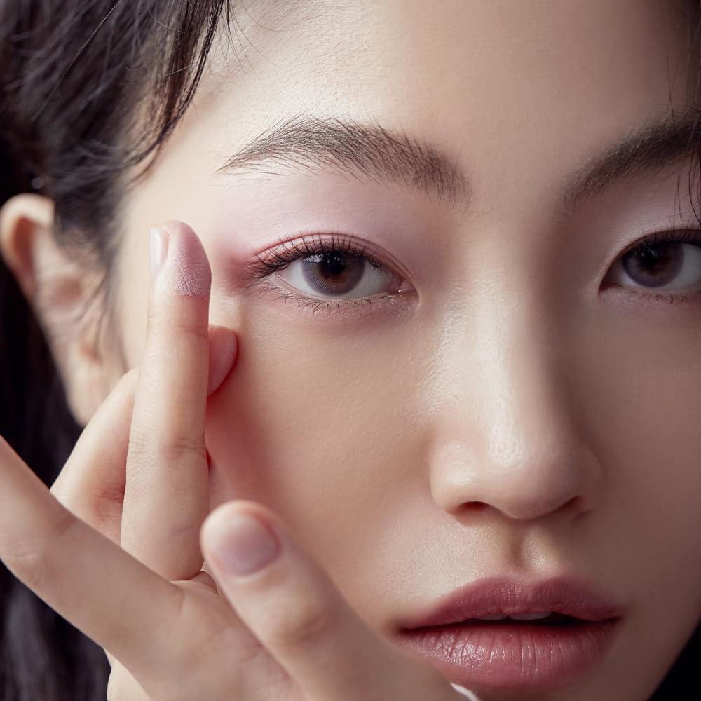JAVIN DE SEOUL Wink Eye Primer creamy texture for easy blending on lids.