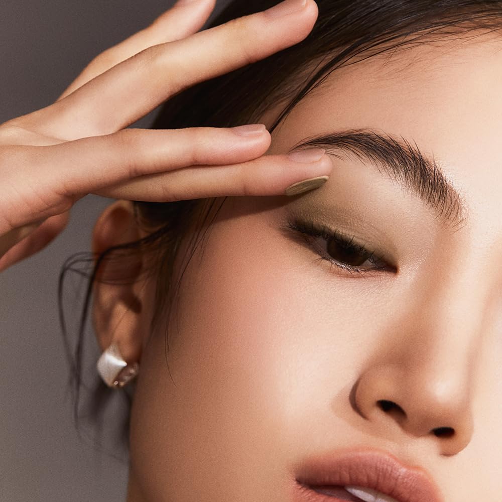 JAVIN DE SEOUL Wink Eye Primer matte finish aids oil control and longevity.