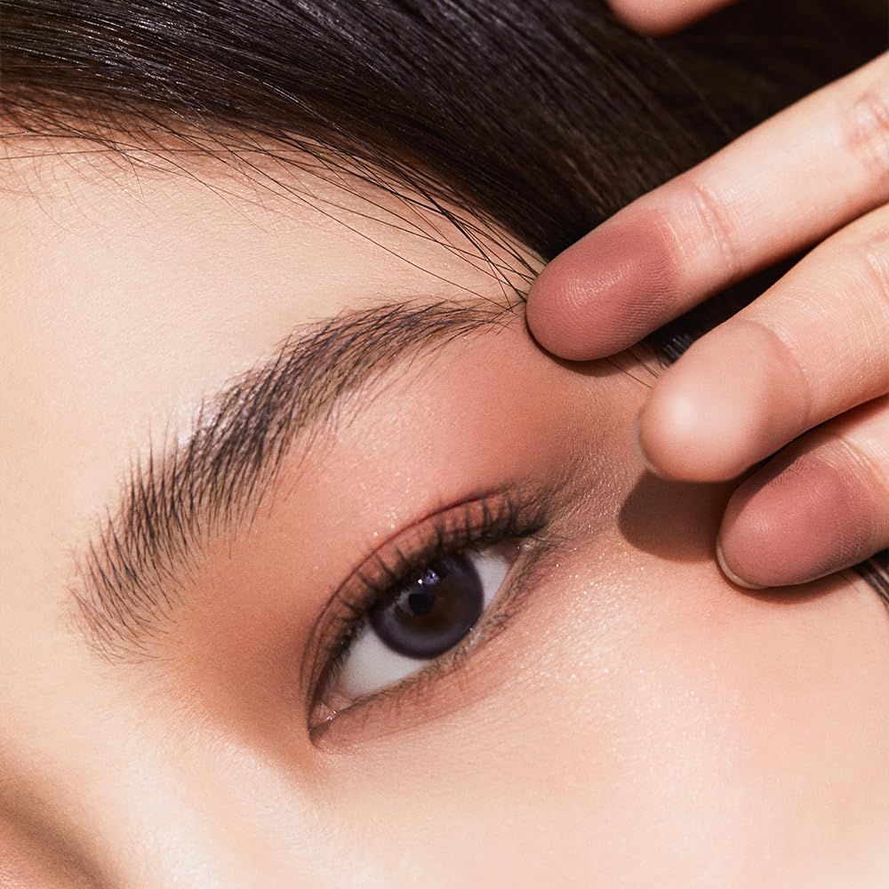 JAVIN DE SEOUL Wink Eye Primer matte hold demonstrates smudge-proof results.