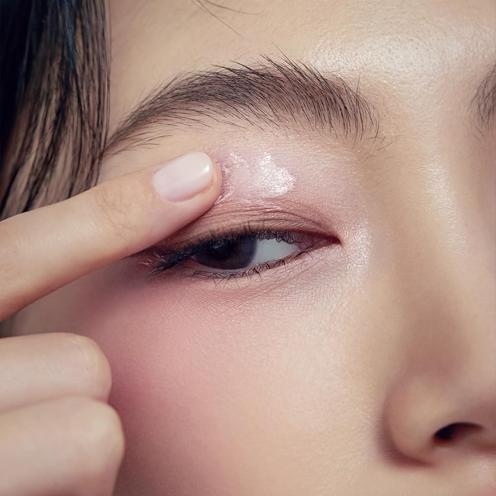 JAVIN DE SEOUL Wink Eye Primer controls oil for a fresh finish.