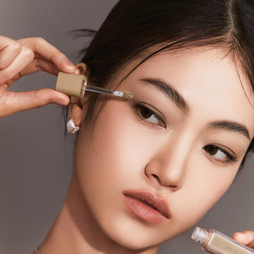 JAVIN DE SEOUL Wink Eye Primer on eyelid for crease-free makeup.