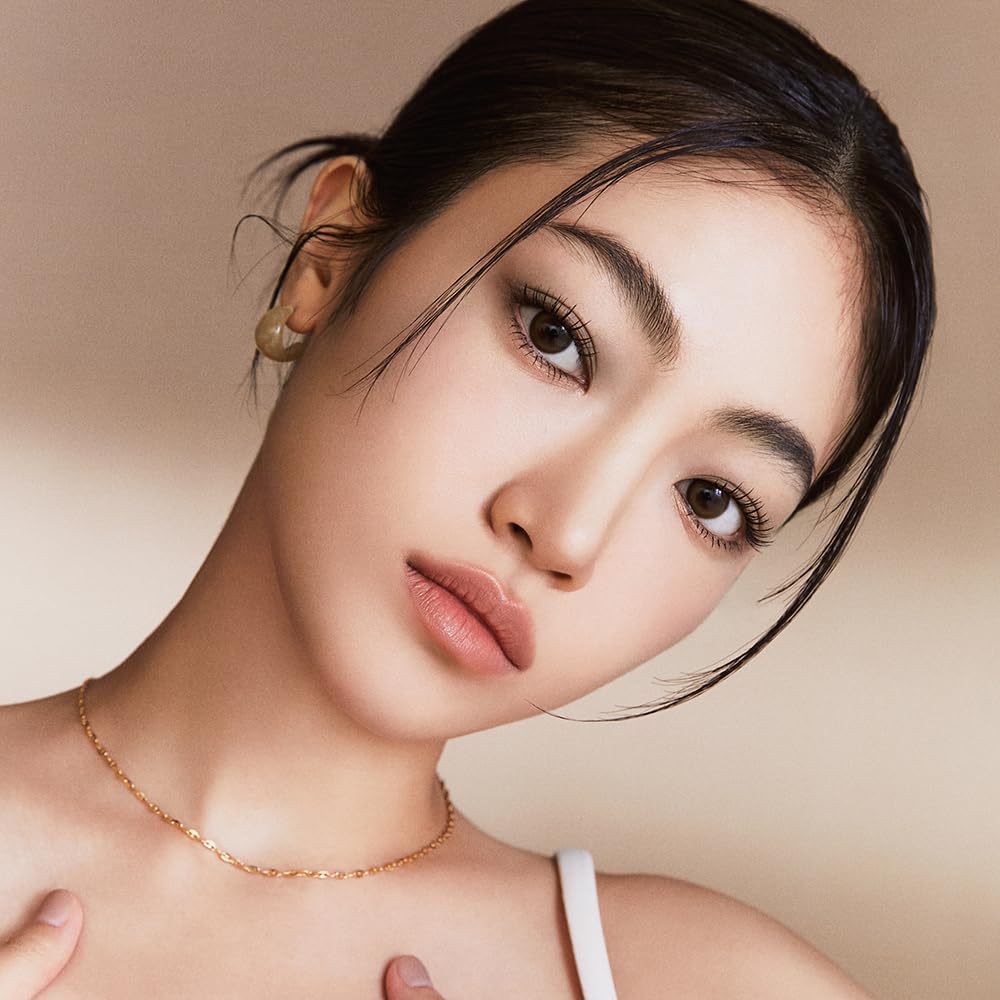 JAVIN DE SEOUL Wink Eye Primer on eyelid demonstrates crease-free prep for bold shadows.