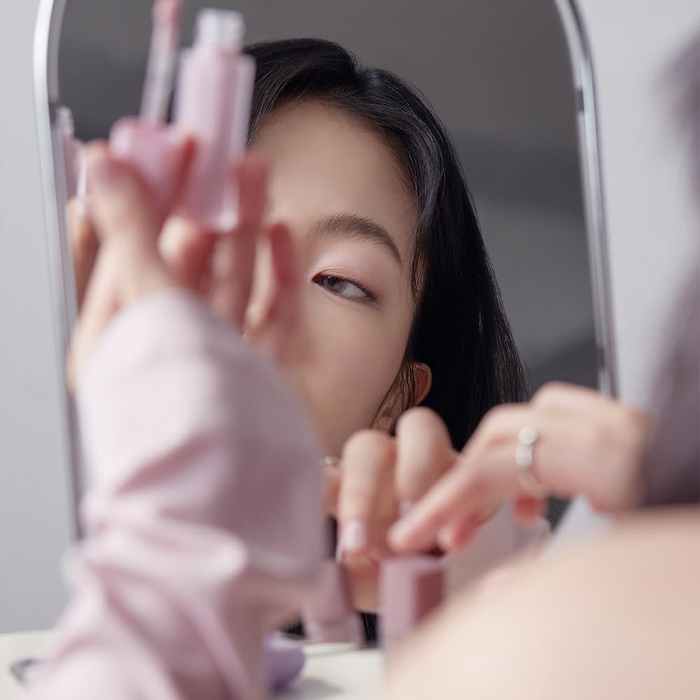 JAVIN DE SEOUL Wink Eye Primer demonstrates smudge-proof wear throughout the day.