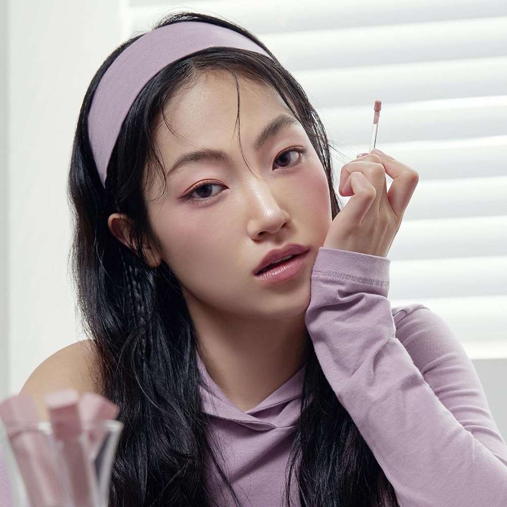 JAVIN DE SEOUL Wink Eye Primer spread on lid creates an even base.