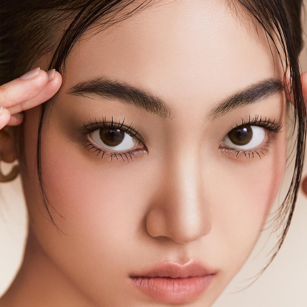 JAVIN DE SEOUL Wink Eye Primer close-up reveals fast-absorbing formula for a matte finish.
