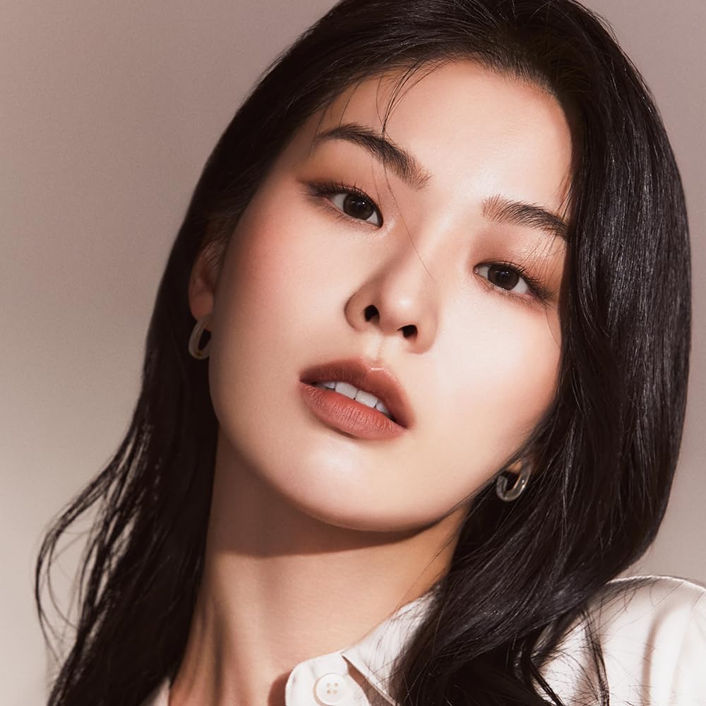 JAVIN DE SEOUL Wink Eye Primer application by fingers for quick blending