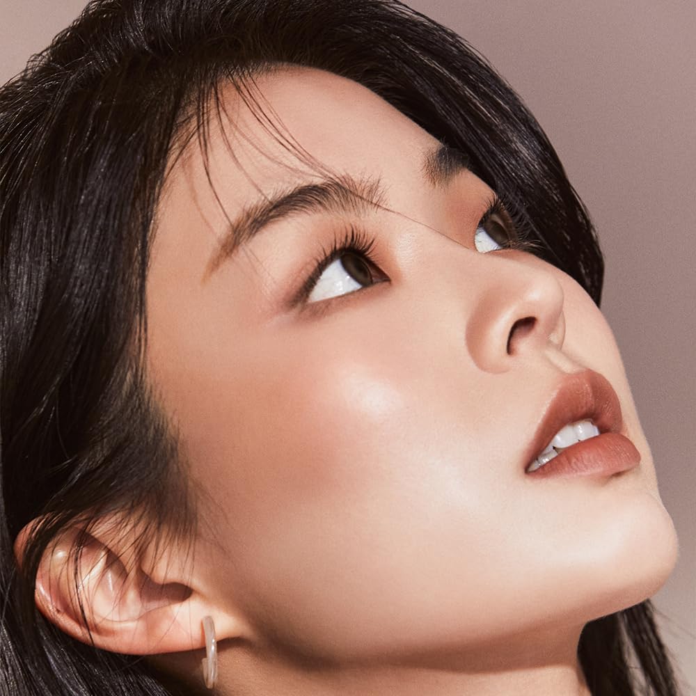 JAVIN DE SEOUL Wink Eye Primer brush-use close-up for a smooth base