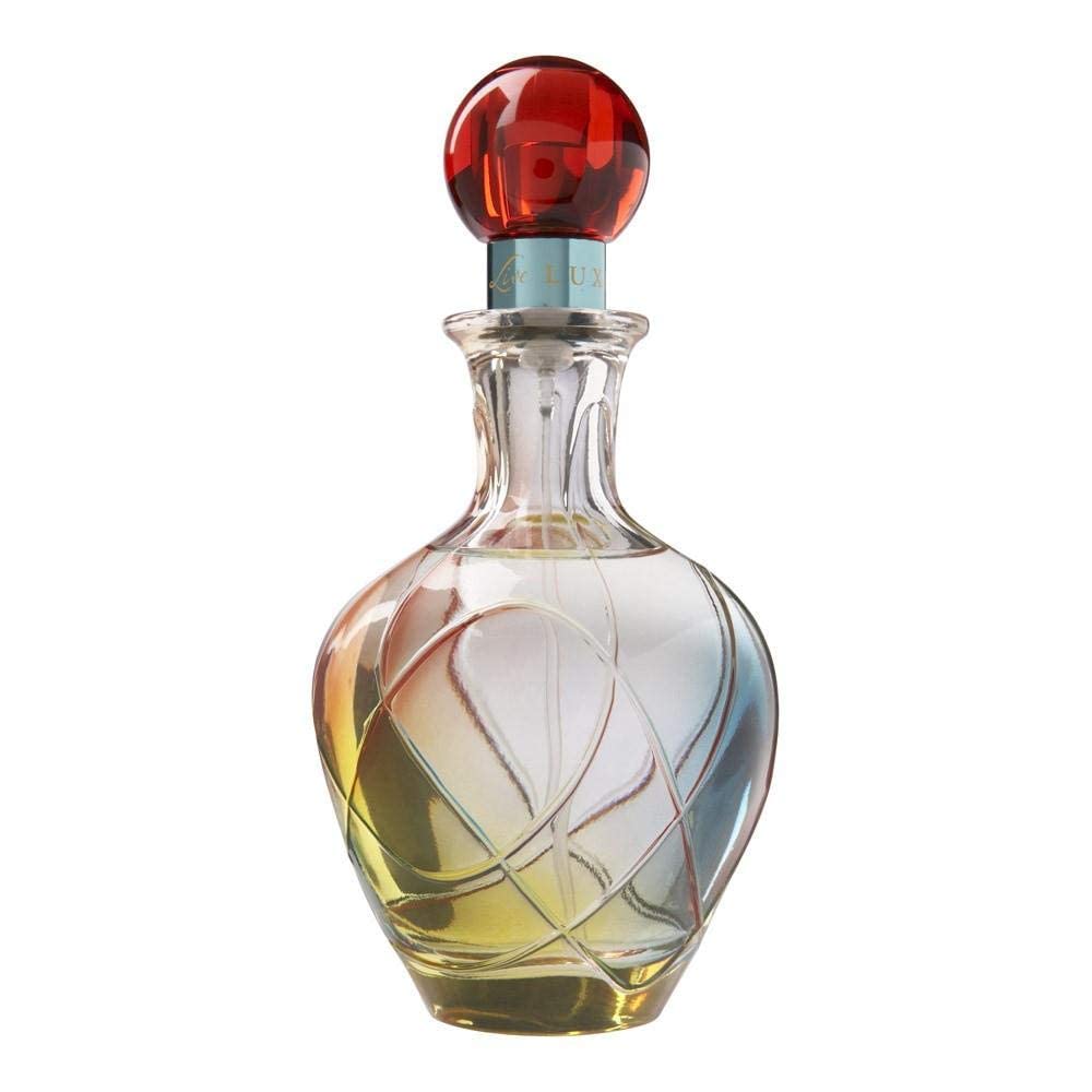 Live Luxe spray action shows luxurious fragrance release