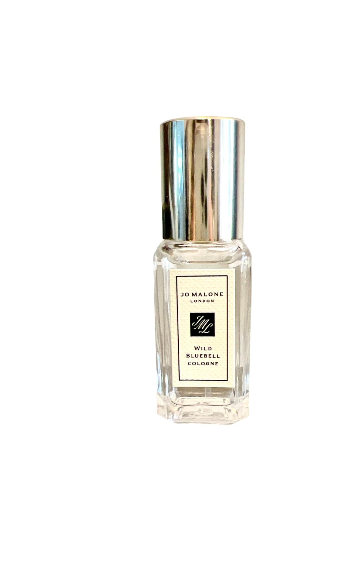 Jo Malone Silver Birch Lavander bottle pour showcases crisp, travel-friendly fragrance.