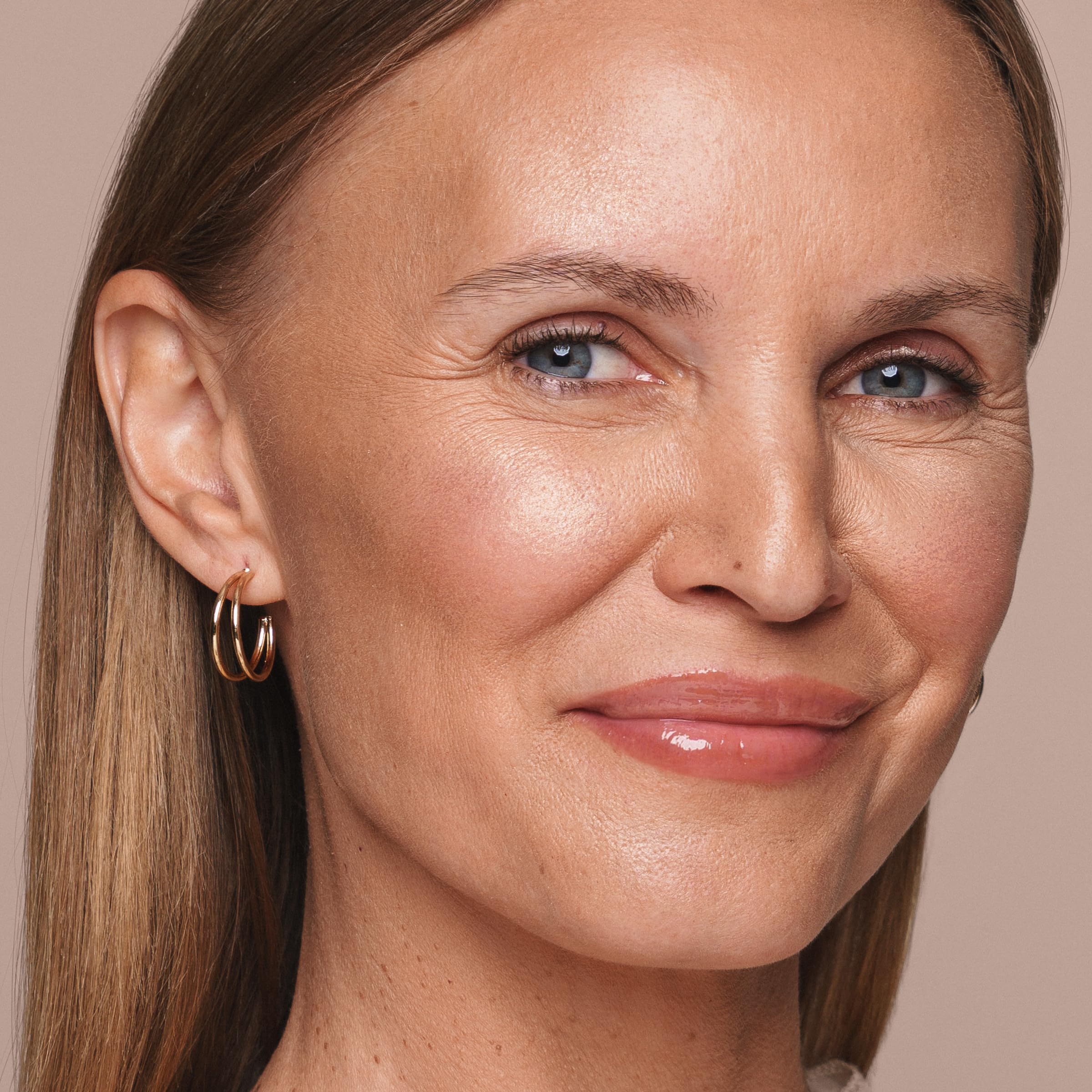 Jouer Powder Highlighter luxury-finish closeup highlights pearlescent radiance.