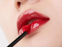 JUNG SAEM MOOL soft beige shade swatch on lips for natural glow